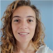 Studentessa universitaria da lezioni di matematica a ragazzi di medie e superiori